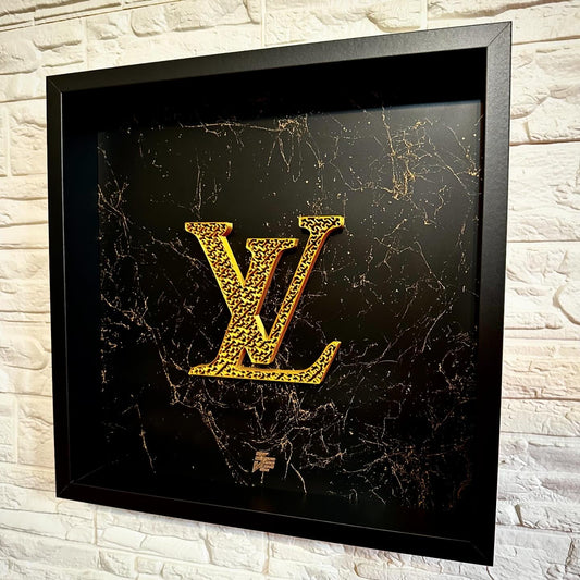 logo Louis Vuitton oro artefatto su sfondo marmorizzato