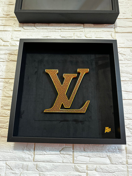 logo Louis Vuitton oro artefatto su sfondo nero