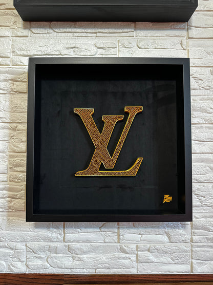 logo Louis Vuitton oro artefatto su sfondo nero