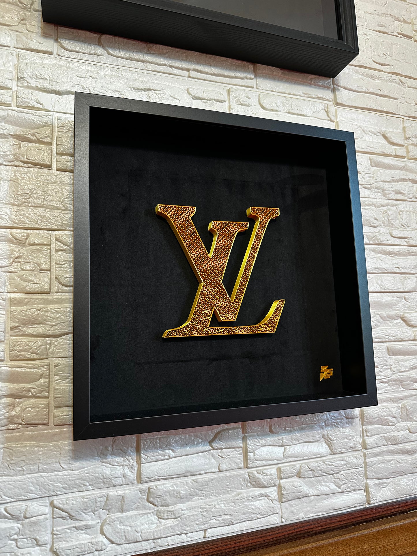 logo Louis Vuitton oro artefatto su sfondo nero