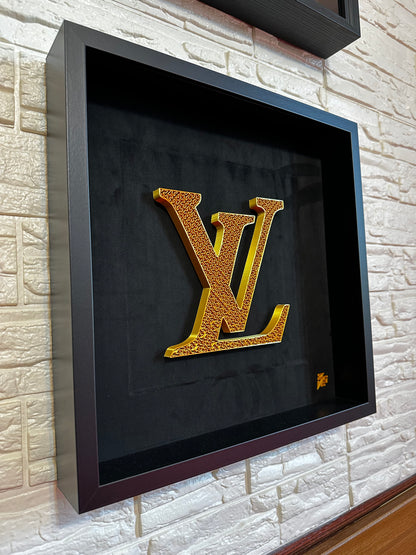 logo Louis Vuitton oro artefatto su sfondo nero