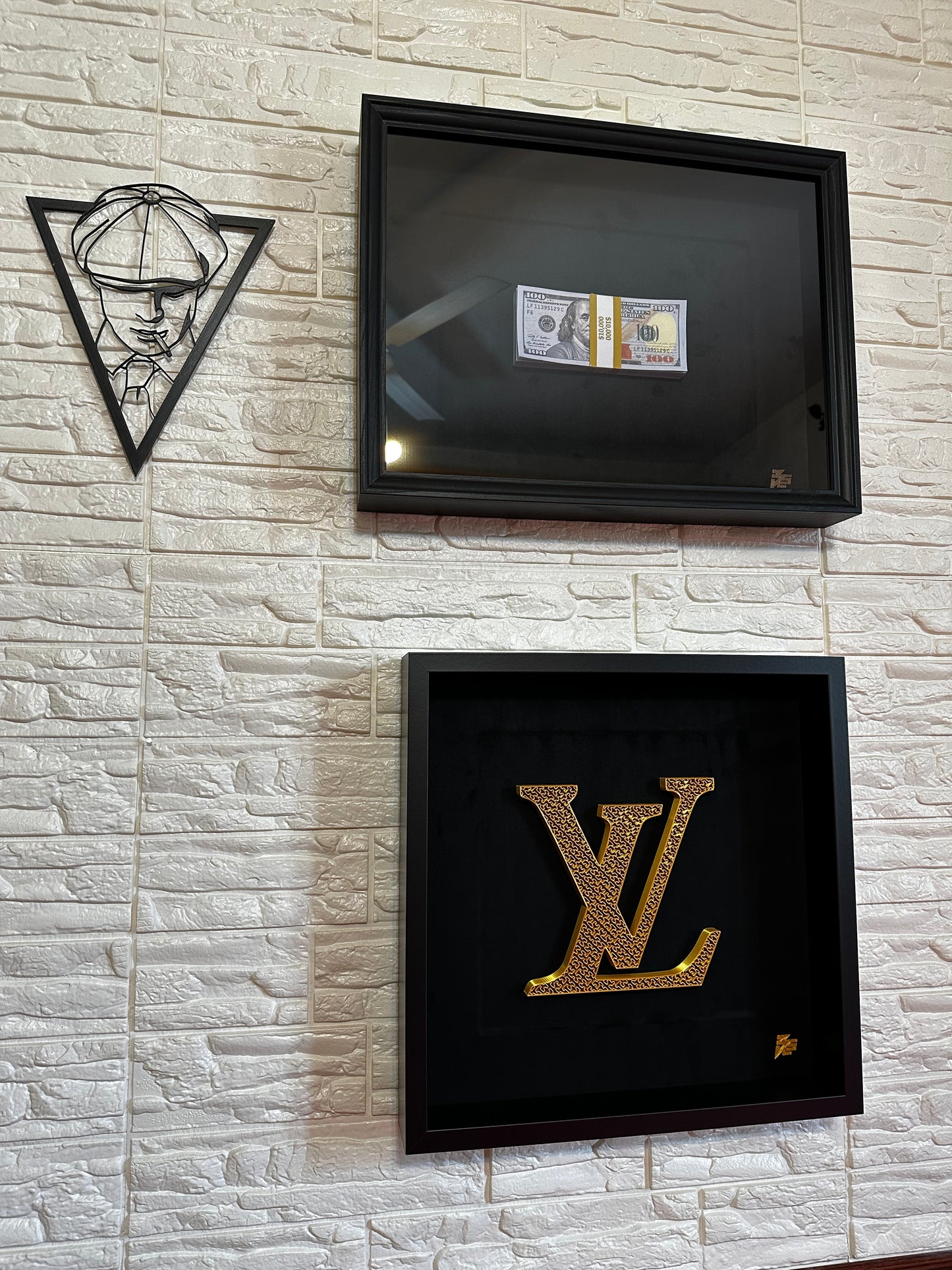 logo Louis Vuitton oro artefatto su sfondo nero